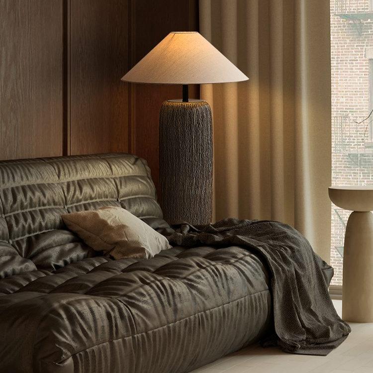 Rustikale Holz-Stehlampe