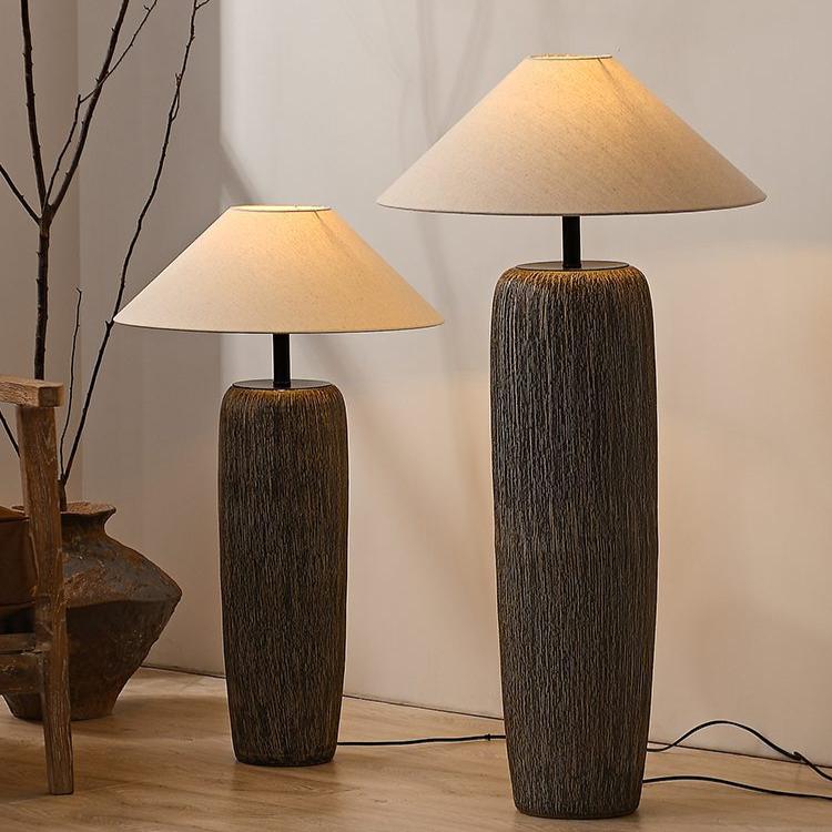 Rustikale Holz-Stehlampe